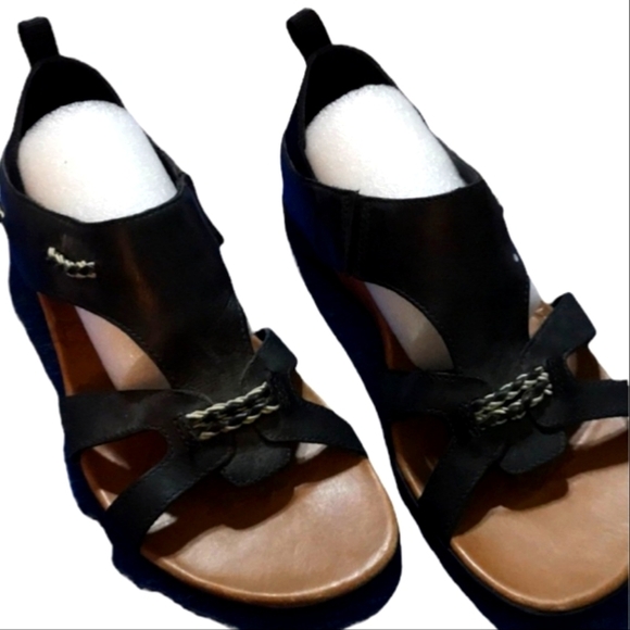 Merrell Shoes - Merrell Flaxen Leather Arch Supporting Black Sandals with white stitching Size 8